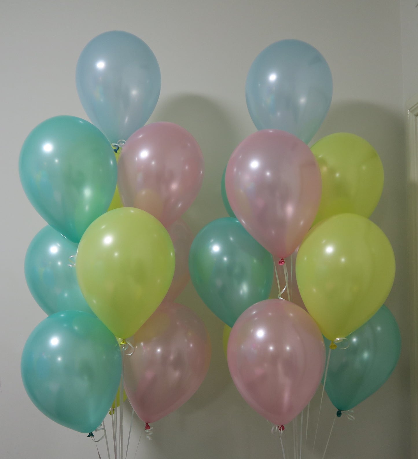 20 Pastel colour balloons floor bouquet