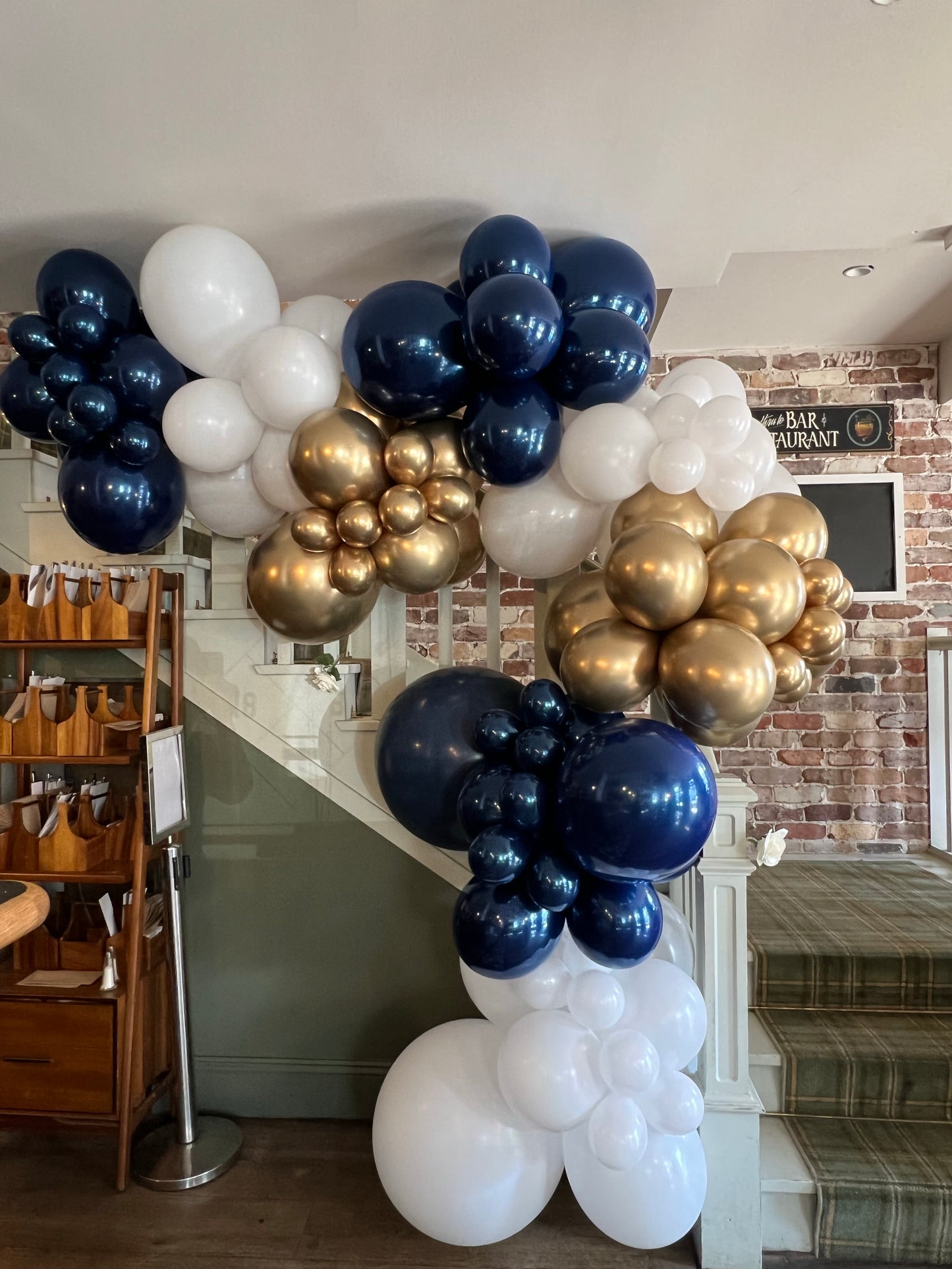 Bellevue Bar and Restaurant Organic Balloons Garland