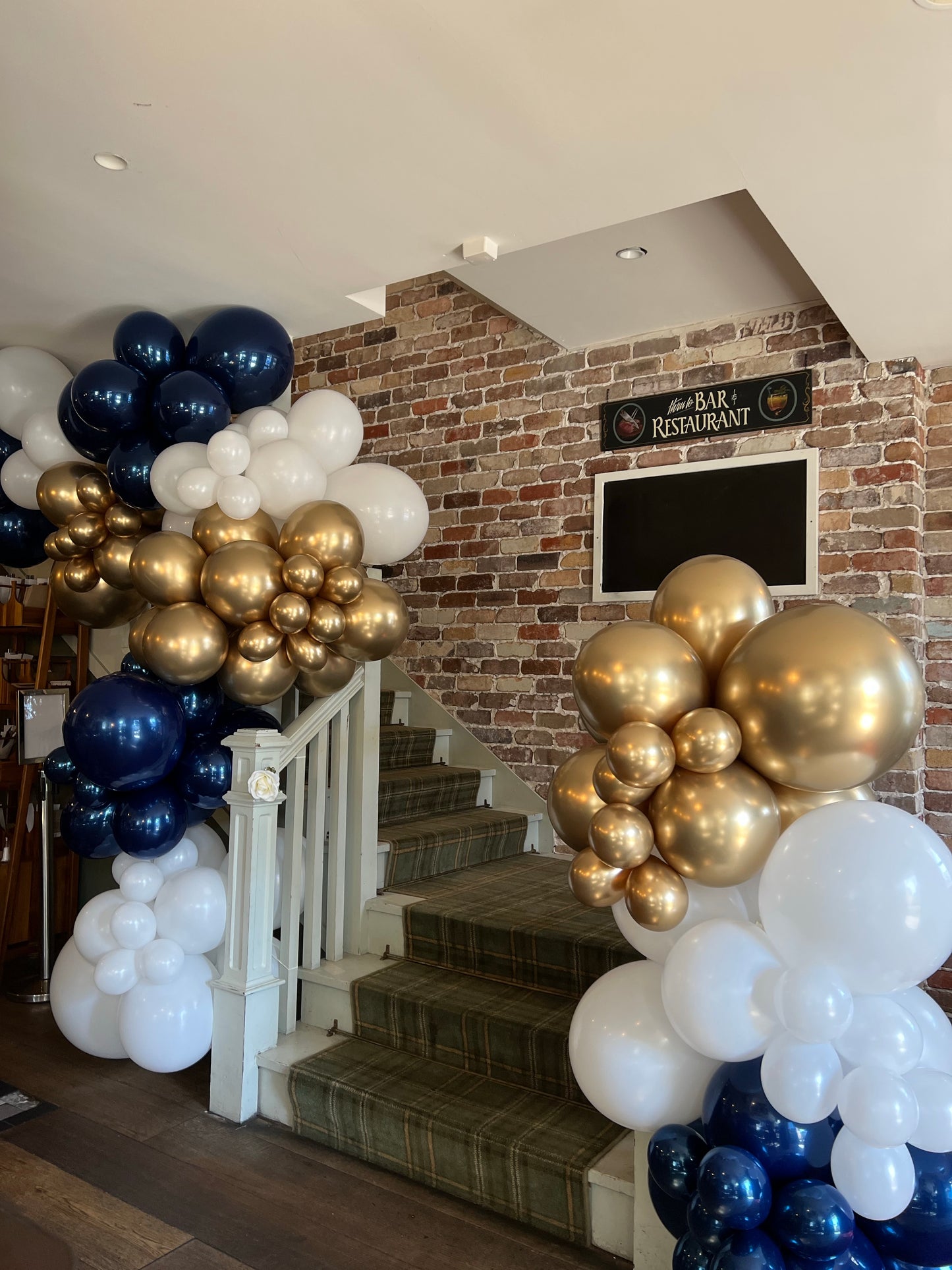 Bellevue Bar and Restaurant Organic Balloons Garland