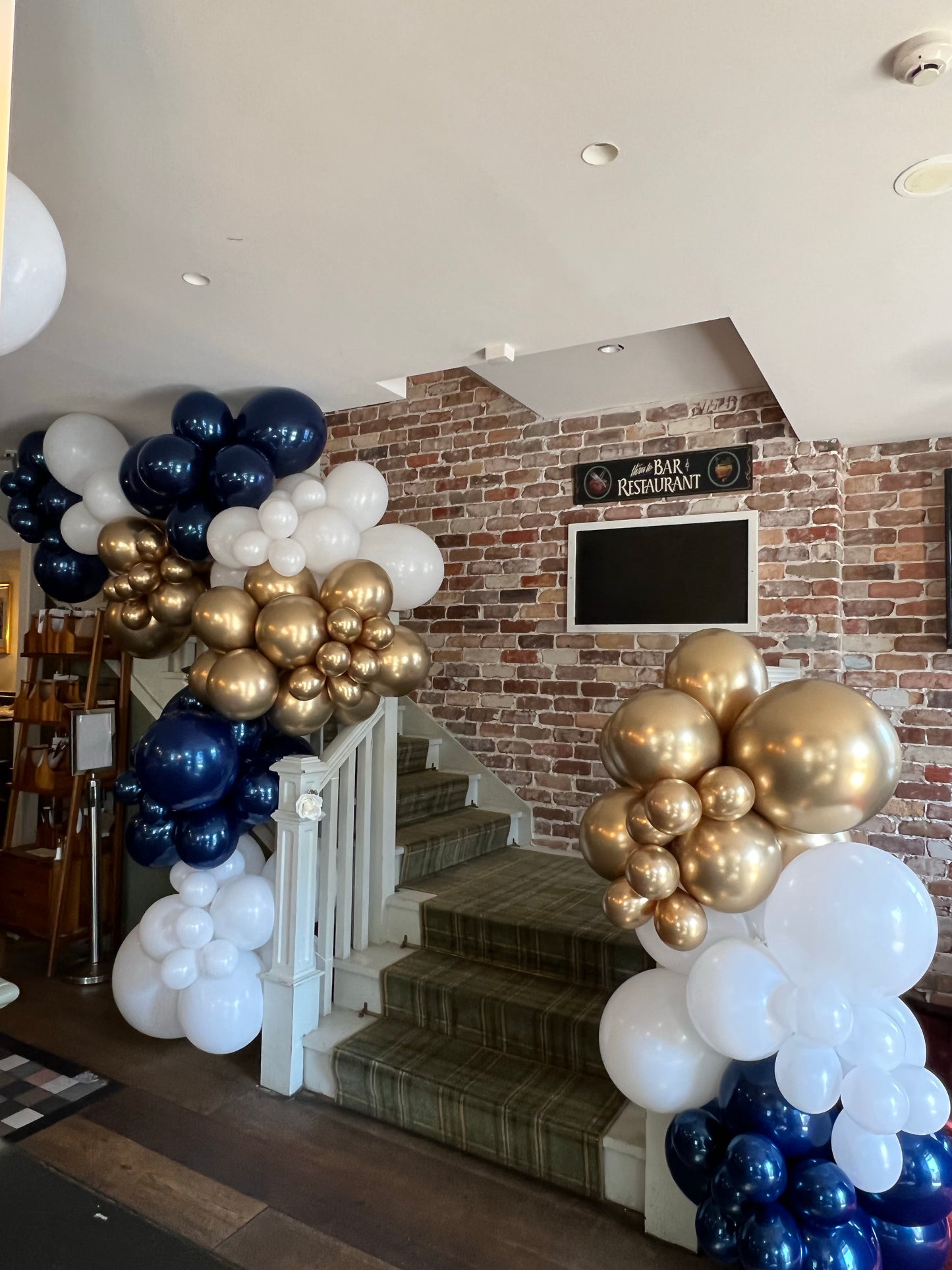 Bellevue Bar and Restaurant Organic Balloons Garland