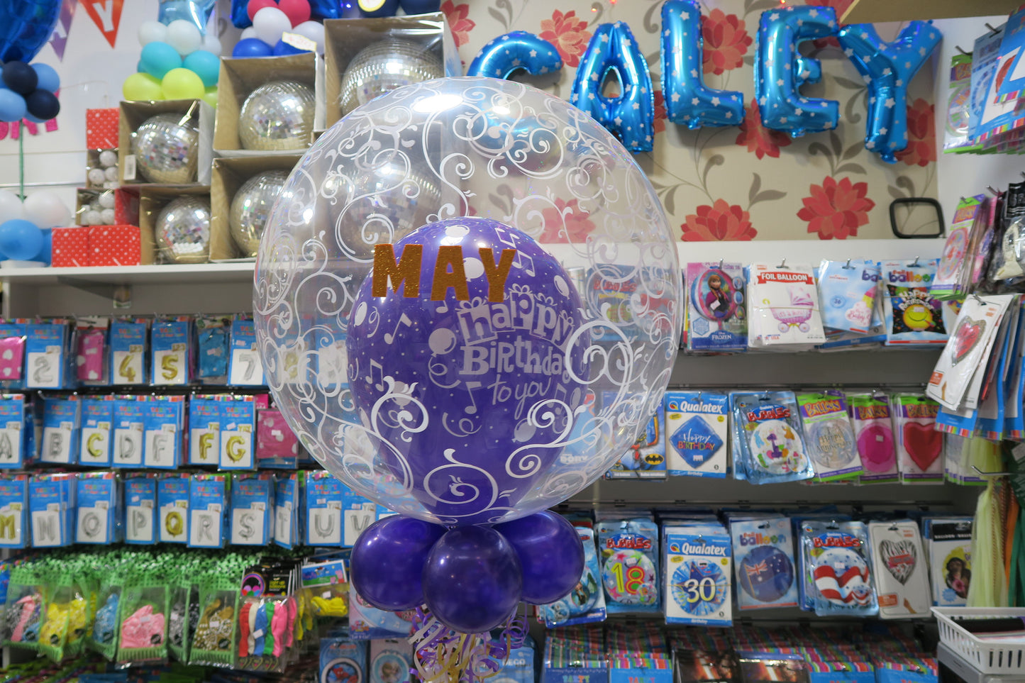 Birthday Bubble in double deco with name and 9 helium balloon bouquet