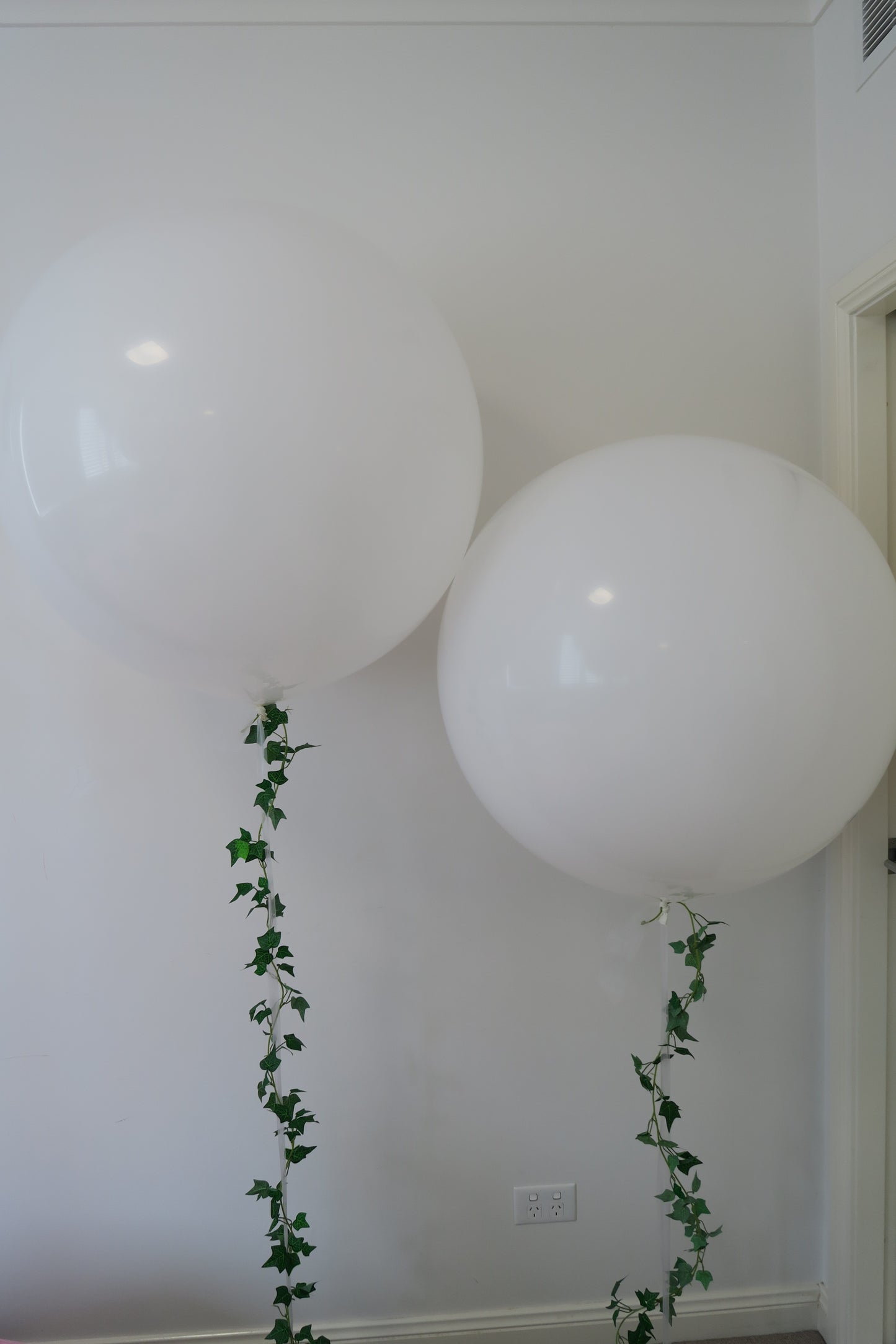 2 of 3ft round helium balloon with ivy bouquet